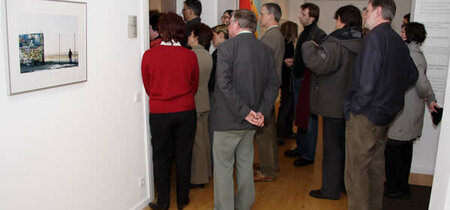 Während der Ausstellungseröffnung