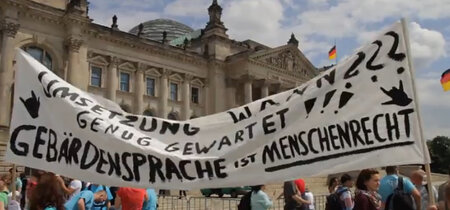 Demo für Barrierefreiheit durch Gebärdensprache