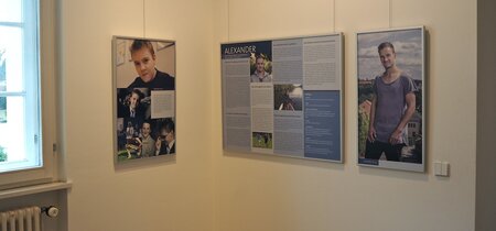 Beispiel für die Übereck-Hängung der Ausstellungstafeln