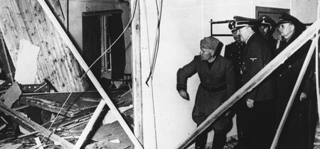 Besichtigung der zerstörten Baracke im "Führerhauptquartier Wolfsschanze" unmittelbar nach dem Attentatsversuch vom 20. Juli 1944.