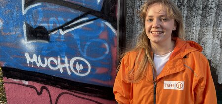 Vor der Lebensmittelausgabe in Teltow. – Die ehrenamtliche Helferin Mattea Wernecke