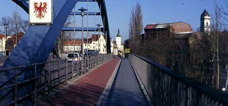 Spreebrücke in Fürstenwalde mit dem Landeswappen
