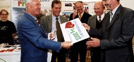 Ministerpräsident Manfred Stolpe übergibt an den Oberbürgermeister von Potsdam, Matthias Platzeck, symbolisch in Form einer Karte den Brandenburg Tag 2003 an die Stadt Potsdam.