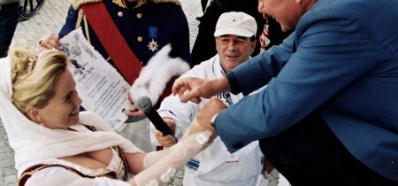 Brandenburg-Tag 2001: Manfred Stolpe und "Königin Luise" beim Festumzug in Luckau