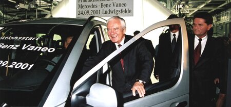 Ministerpräsident Manfred Stolpe steigt in einen Compact Van Vaneo in der Produktionshalle ein.