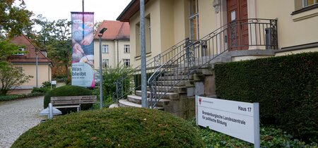 Das Haus der Landeszentrale mit der Fahne für die Ausstellung