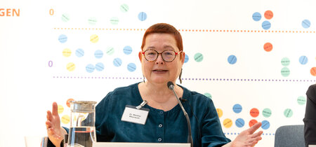 Martina Weyrauch beim Vortrag "Herausforderungen politischer Bildung in Brandenburg" beim Netzwerktreffen 2025