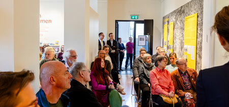 Besucher in der Ausstellung