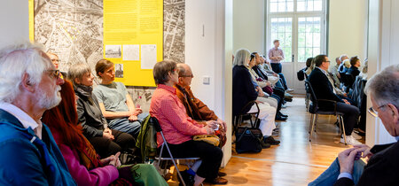 Besucher in der Ausstellung