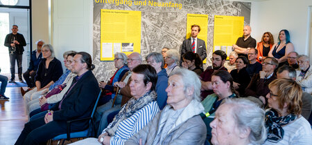 Besucher in der Ausstellung