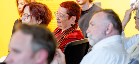 Besucher in der Ausstellung