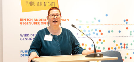 Martina Weyrauch, Leiterin der Landeszentrale, hält einen Vortrag beim Netzwerktreffen am 23.02.25