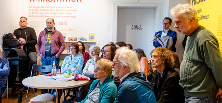 Besucher zur Ausstellungseröffnung Napola