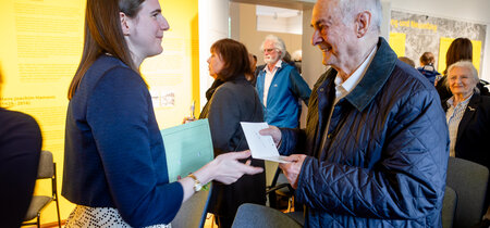 Besucher in der Ausstellung Napola