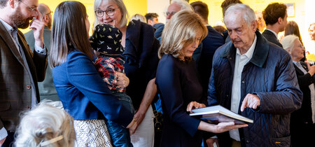 Besucher in der Ausstellung Napola