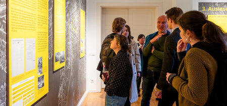 Besucher in der Ausstellung Napola