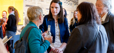 Dr. Helen Roche in der Ausstellung