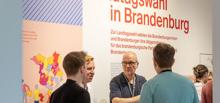Besucher in der Ausstellung zur Landtagswahl in Brandenburg 2024