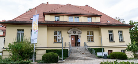 Das Haus der Landeszentrale mit der Ausstellungsfahne "Mitmachen. Demokratie in Brandenburg"