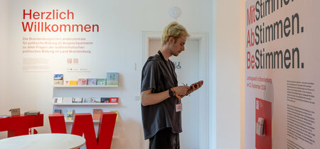 In der aktuellen Ausstellung zur Landtagswahl: An der Wand die Aufschrift: "Herzlich willkommen"