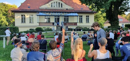 Besucher beim Poetry Slam auf der Wiese der Landeszentrale