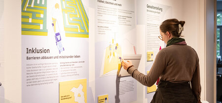 Besucher und Besucherinnen in der Ausstellung "Mitmachen. Demokratie in Brandenburg"