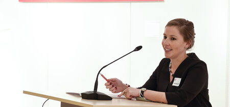 Karen Bähr, verantwortlich für die Ausstellungen der Landeszentrale, erzählt vom Konzept und der Entstehung der Ausstellung.