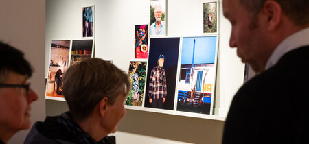 Einblick in die Ausstellung "Was bleibt - Arm im Alter"