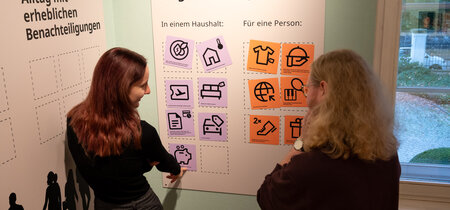 Einblick in die Ausstellung "Was bleibt - Arm im Alter"