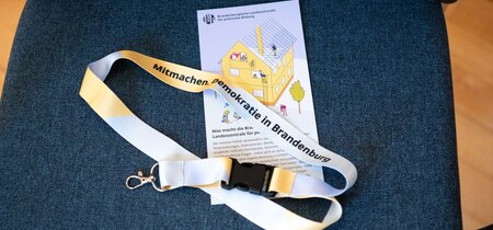 Schlüsselband zur Ausstellung "Mitmachen. Demokratie in Brandenburg"