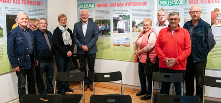 Die Protagonisten vor der Ausstellungswand