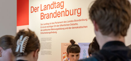 Besucher in der Ausstellung zur Landtagswahl in Brandenburg 2024
