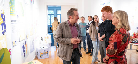 Besucher und Besucherinnen in der Ausstellung "Mitmachen. Demokratie in Brandenburg"