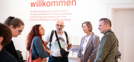 Besucher und Besucherinnen in der Ausstellung "Mitmachen. Demokratie in Brandenburg"