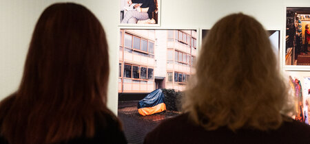 Einblick in die Ausstellung "Was bleibt - Arm im Alter"