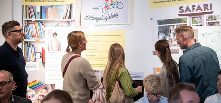 Besucher und Besucherinnen in der Ausstellung "Mitmachen. Demokratie in Brandenburg"