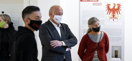 Besucherinnen und Besucher bei der Führung.