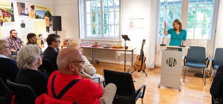 Besucher und Besucherinnen in der Ausstellung "Mitmachen. Demokratie in Brandenburg"