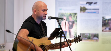 Robert Bernier, Gitarre und Gesang