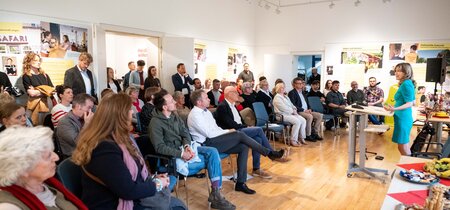 Besucher und Besucherinnen in der Ausstellung "Mitmachen. Demokratie in Brandenburg"