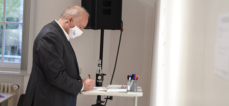 Besucherinnen und Besucher können Ihre Vision für die nächsten dreißig Jahre bei uns an der Zukunftswand hinterlassen.