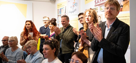 Besucher und Besucherinnen in der Ausstellung "Mitmachen. Demokratie in Brandenburg"
