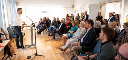 Besucher und Besucherinnen in der Ausstellung "Mitmachen. Demokratie in Brandenburg"