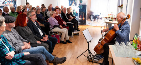 Musikalische Begleitung der Ausstellungseröffnung: Sonny Thet (Cello)
