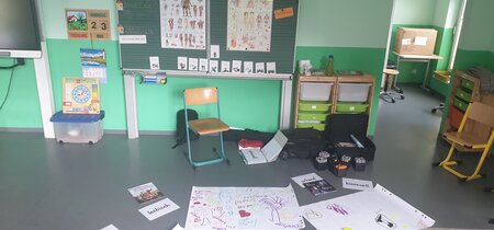 Tabu-Thema sexuelle Identität – Um Schülerinnen und Schülern den Gesprächseinstieg zu erleichtern, bietet Müller ihnen auch Stift und Zettel an, um sich auszudrücken.