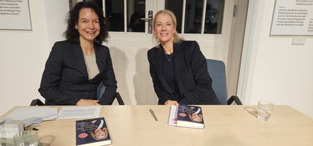 Mirjam Deponte (Landeszentrale) und Sirkka Jendis (Geschäftsführerin Tafel Deutschland e.V.) in der Veranstaltung "Armut hat System"