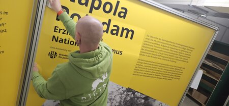 Aufbau der Napola Ausstellung im Bahnhof