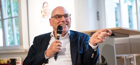 Professor Wolfgang Schroeder zur Ausstellungseröffnung
