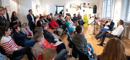 Besucher und Besucherinnen in der Ausstellung "Mitmachen. Demokratie in Brandenburg"