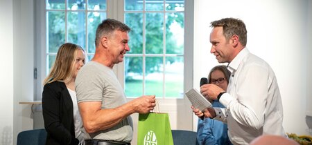 Besucher und Besucherinnen in der Ausstellung "Mitmachen. Demokratie in Brandenburg"